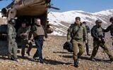 Le ministre de la Défense Israël Katz, à gauche, et son secrétaire militaire, le généra de brigade Guy Markizeno, descendent d'un hélicoptère de l'armée de l'air israélienne dans la région du mont Hermon, dans le sud de la Syrie, le 11 mars 2025. (Crédit : Emanuel Fabian/Times of Israel)