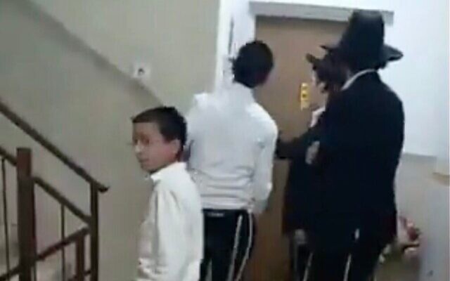 Des extrémistes haredim scandent "Traître" et frappent à la porte de l'appartement du député du Shas Yinon Azoulay à Ashdod, le 19 novembre 2025. (Crédit : Capture d'écran X) Des extrémistes haredim scandent "Traître" et frappent à la porte de l'appartement du député du Shas Yinon Azoulay à Ashdod, le 19 novembre 2025. (Crédit : Capture d'écran X)