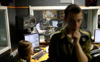 Des animateurs radio dans les bureaux de la radio militaire, la station nationale de Tsahal, à Jaffa, le 27 mars 2014. (Crédit : Tomer Neuberg/Flash90)