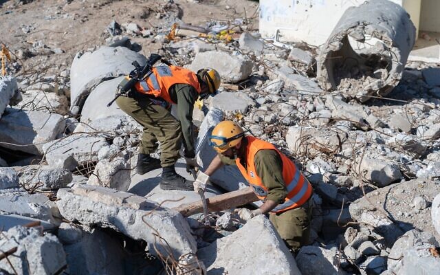 Des membres de la garde d'honneur de la Knesset, du Commandement du front intérieur, des pompiers, de l'armée israélienne et des services médicaux d'urgence Magen David Adom participent à un exercice d'urgence simulant un tremblement de terre près d'Ashkelon, le 19 décembre 2019. (Crédit : Yaniv Nadav/Flash90)