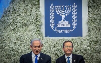 Le Premier ministre Benjamin Netanyahu (à gauche) et le président Isaac Herzog lors d'un événement organisé en l'honneur des soldats exceptionnels dans le cadre des célébrations du 75ᵉ anniversaire de l'indépendance d'Israël, à la résidence présidentielle, à Jérusalem, le 26 avril 2023. (Crédit : Yonatan Sindel/Flash90)