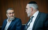 Les députés Moshe Gafni et Ya'akov Asher assistent à une réunion du parti United Torah Judaism à la Knesset le 10 juillet 2023. (Crédit : Chaim Goldberg/Flash90)