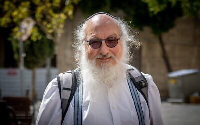 Jonathan Pollard, ancien analyste de la marine américaine qui a passé trois décennies en prison pour espionnage au profit d'Israël, à Jérusalem, le 31 août 2023. (Crédit : Chaim Goldberg/Flash90)