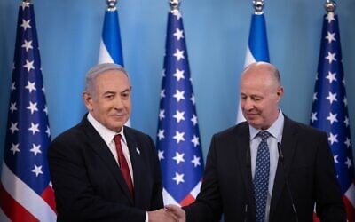 Le Premier ministre Benjamin Netanyahu, à gauche, avec le conseiller à la sécurité nationale Tzachi Hanegbi lors d'une conférence de presse au cabinet du Premier ministre à Jérusalem, le 28 septembre 2023. (Crédit : Chaim Goldberg/Flash90)