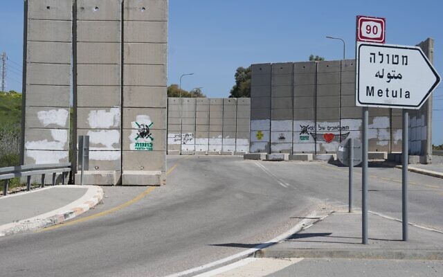 Un mur de protection à la jonction de Tel Hai, dans le nord d'Israël, près de la frontière libanaise, le 1er avril 2024. (Crédit : Ayal Margolin/FLASH90) Un mur de protection à la jonction de Tel Hai, dans le nord d'Israël, près de la frontière libanaise, le 1er avril 2024. (Crédit : Ayal Margolin/FLASH90)