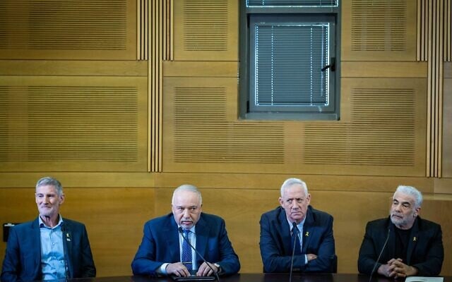 Les chef du parti Les Démocrates, Yaïr Golan, du parti HaMahane HaMamlahti, Benny Gantz, du parti Yesh Atid, Yaïr Lapid, et du parti Yisrael Beytenu, Avigdor Liberman, tenant une conférence de presse conjointe, à la Knesset, le 6 novembre 2024. (Crédit : Yonatan Sindel/Flash90) Les chef du parti Les Démocrates, Yaïr Golan, du parti HaMahane HaMamlahti, Benny Gantz, du parti Yesh Atid, Yaïr Lapid, et du parti Yisrael Beytenu, Avigdor Liberman, tenant une conférence de presse conjointe, à la Knesset, le 6 novembre 2024. (Crédit : Yonatan Sindel/Flash90)