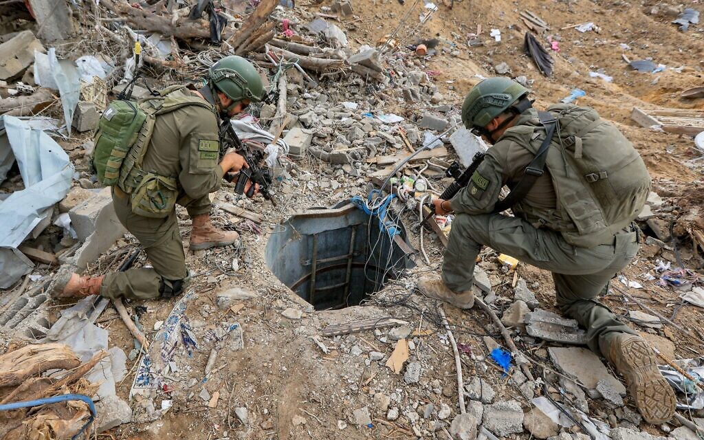 Des soldats israéliens près d'un tunnel du Hamas à Beit Lahiya, dans le nord de la bande de Gaza, le 28 novembre 2024. (Crédit : Oren Cohen/Flash90)