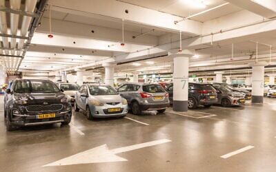 Illustration : vue d'un parking souterrain du centre commercial Rishonim à Rishon le Tzion, dans le centre d'Israël, le 5 décembre 2024. (Crédit : Yossi Aloni FLASH90)