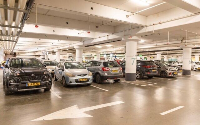 Illustration : vue d'un parking souterrain du centre commercial Rishonim à Rishon le Tzion, dans le centre d'Israël, le 5 décembre 2024. (Crédit : Yossi Aloni FLASH90)