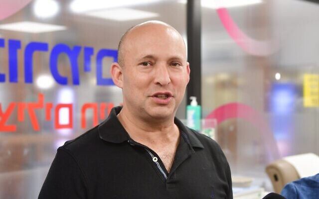 L'ancien Premier ministre Naftali Bennett fait un don de sang en mémoire du sergent-chef Yona Brief, le 27 mars 2025. (Crédit : Avshalom Sassoni/ FLASH90)