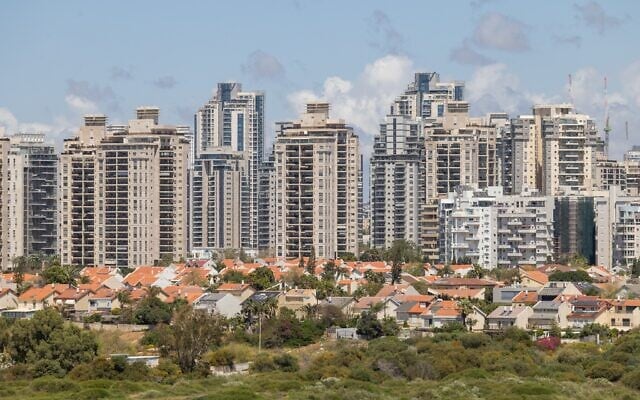 Vue du quartier Ramat Poleg, à Netanya, le 5 avril 2025. (Crédit : Dor Pazuelo/Flash90)