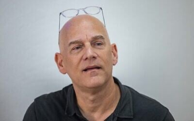 Le journaliste Guy Peleg arrivant au tribunal de Jérusalem pour une audience dans le cadre d'un procès intenté contre lui par le député Simcha Rothman, le 22 mai 2025. (Crédit : Chaïm Goldberg/Flash90) Le journaliste Guy Peleg arrivant au tribunal de Jérusalem pour une audience dans le cadre d'un procès intenté contre lui par le député Simcha Rothman, le 22 mai 2025. (Crédit : Chaïm Goldberg/Flash90)