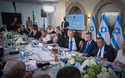 Le Premier ministre Benjamin Netanyahu préside une réunion spéciale du cabinet organisée dans la Cité de David, à l'extérieur de la Vieille ville de Jérusalem, le 26 mai 2025. (Crédit : Flash90)