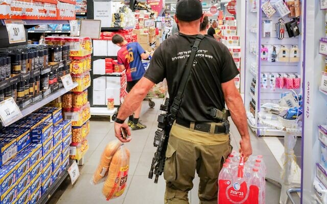 Des Israéliens font leurs courses alimentaires en Israël, le13 juin 2025. (Crédit : Michael Giladi/FLASH90)