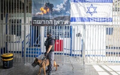 Un gardien de prison travaillant dans une aile spéciale de la prison Damon, créée pour les Israéliens accusés d'espionnage pour le compte de l'Iran, dans la ville druze de Daliyat al-Karmel, au nord d'Israël, le 1ᵉʳ juillet 2025. (Crédit : Chaïm Goldberg/Flash90)