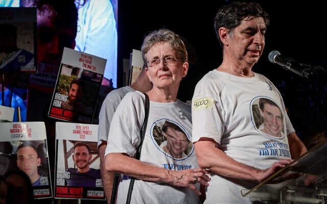 Leah Goldin (à gauche) et Simcha Goldin, les parents du soldat israélien Hadar Goldin dont le corps est détenu par le Hamas à Gaza, participant à un rassemblement  pour demander la libération des otages, Palce des Otages, à Tel Aviv, le 12 juillet 2025. (Crédit : Avshalom Sassoni/Flash90)