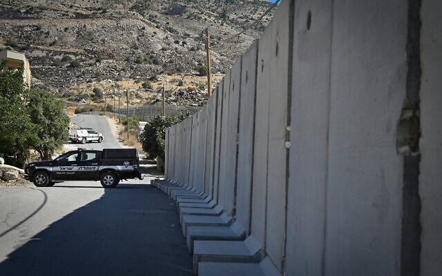 Les forces de sécurité israéliennes montant la garde à la frontière israélienne avec la Syrie, près de la ville druze de Majdal Shams sur le plateau du Golan, le 19 juillet 2025. (Crédit : Michael Giladi/Flash90)