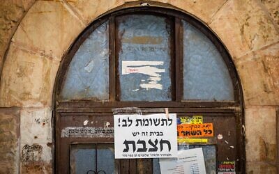 Une affiche avertissant de la présence de la « rougeole », sur une porte dans le quartier ultra-orthodoxe de Mea Shearim, à Jérusalem, le 31 juillet 2025. (Crédit : Chaïm Goldberg/Flash90)