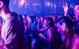 Illustration : Des personnes dansent dans un club à Tel Aviv, le 14 septembre 2025. (Dor Pazuelo/FLASH90)