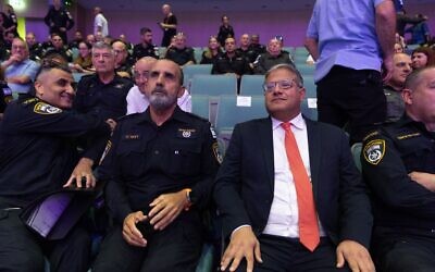 Le chef de la police israélienne, Daniel Levy ( à gauche), et le ministre de la Sécurité nationale, Itamar Ben Gvi,r lors d'une cérémonie à l'Académie nationale de police, à Beit Shemesh, le 15 septembre 2025. (Crédit : Oren Ben Hakoon/Flash90) Le chef de la police israélienne, Daniel Levy ( à gauche), et le ministre de la Sécurité nationale, Itamar Ben Gvi,r lors d'une cérémonie à l'Académie nationale de police, à Beit Shemesh, le 15 septembre 2025. (Crédit : Oren Ben Hakoon/Flash90)