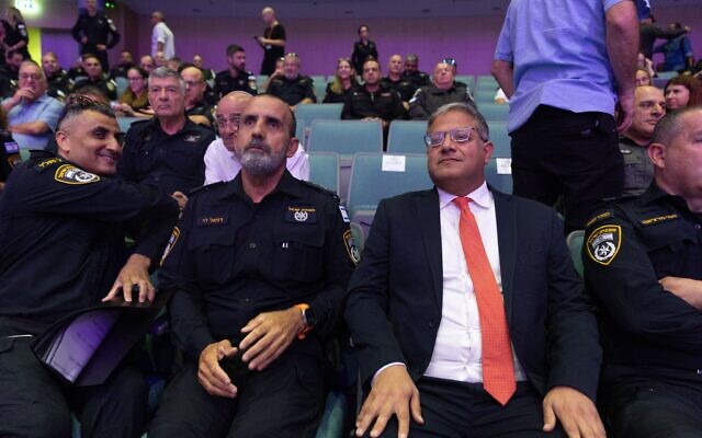 Le chef de la police israélienne, Daniel Levy ( à gauche), et le ministre de la Sécurité nationale, Itamar Ben Gvi,r lors d'une cérémonie à l'Académie nationale de police, à Beit Shemesh, le 15 septembre 2025. (Crédit : Oren Ben Hakoon/Flash90)