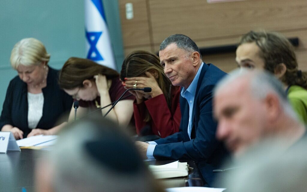 Le député Yuli Edelstein assistant à une réunion de la commission des Affaires étrangères et de la Défense de la Knesset, à Jérusalem, le 17 septembre 2025. (Crédit : Yonatan Sindel/Flash90)