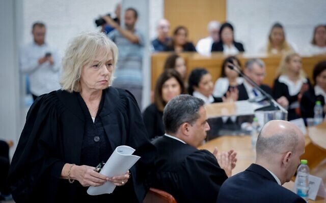 La procureure générale, Gali Baharav-Miara s'apprêtant à prendre la parole lors d'une cérémonie de départ à la retraite du juge de la Cour suprême Yosef Elron, à la Cour suprême, à Jérusalem, le 18 septembre 2025. (Crédit : Yonatan Sindel/Flash90)