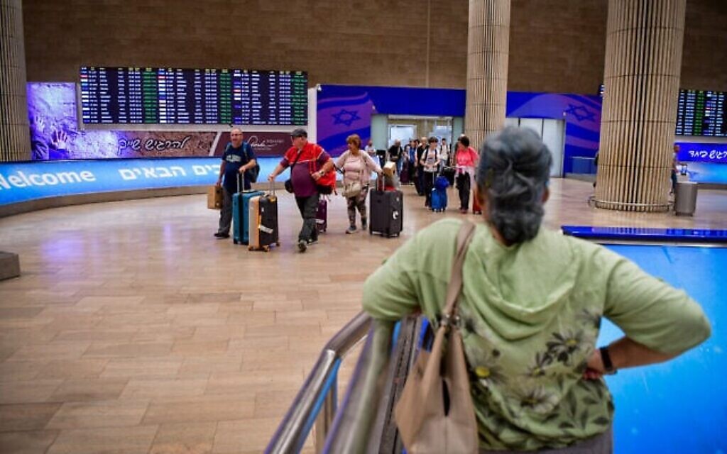 Illustration : Des passagers arrivent à l'aéroport Ben Gurion, non loin de Tel Aviv, le 24 septembre 2025. (Crédit : Avshalom Sassoni/Flash90)