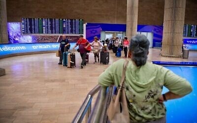 Illustration : Des passagers arrivent à l'aéroport Ben Gurion, non loin de Tel Aviv, le 24 septembre 2025. (Crédit : Avshalom Sassoni/Flash90)