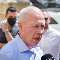 L'ancien ministre de la Défense, Yoav Gallant, arrivant au tribunal du Likud pour une discussion sur la proposition de l'exclure du parti, le 29 septembre 2025. (Crédit : Avshalom Sassoni/FLASH90)
