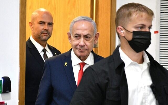 Le Premier ministre Benjamin Netanyahu (au centre) arrivant au tribunal de Tel Aviv pour témoigner dans le cadre de son procès pénal, le 15 octobre 2025. (Crédit : Reuven Kastro/POOL)