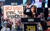 Einav Zangauker, mère de l'ex-otage Matan Zangauker, prend la parole lors d'une manifestation sur la Place des Otages de Tel Aviv pour demander la libération des corps des prisonniers détenus par le Hamas, le 18 octobre 2025. (Chaim Goldberg/Flash90)