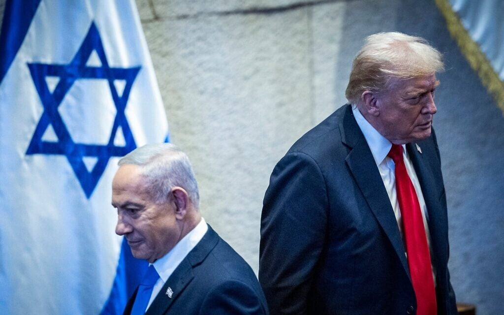 Le président américain Donald Trump et le Premier ministre Benjamin Netanyahu, lors d'une session plénière spéciale en l'honneur de Trump à la Knesset, le 13 octobre 2025. (Crédit : Yonatan Sindel/Flash90) Le président américain Donald Trump et le Premier ministre Benjamin Netanyahu, lors d'une session plénière spéciale en l'honneur de Trump à la Knesset, le 13 octobre 2025. (Crédit : Yonatan Sindel/Flash90)