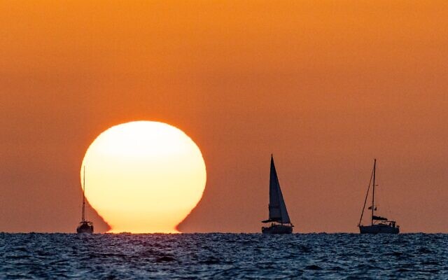 Illustration : Coucher de soleil au large de la côte d'Herzliya, le 25 octobre 2025. (Crédit : Yonatan Sindel/Flash90)