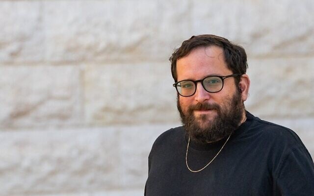 Jonatan Urich après une audience à la Cour suprême, à Jérusalem, le 27 octobre 2025 (Crédit : Chaïm Goldberg/Flash90)