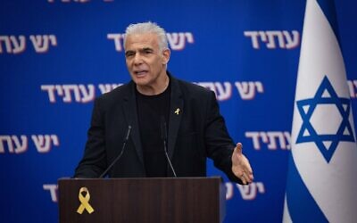 Le chef du parti Yesh Atid, YaÏr Lapid, dirigeant une réunion de sa faction, à la Knesset, à Jérusalem, le 27 octobre 2025. (Crédit : Yonatan Sindel/Flash90)