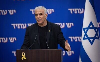 Le chef de l'opposition et chef du parti Yesh Atid, Yaïr Lapid, dirigeant une réunion de faction de la Knesset, à Jérusalem, le 27 octobre 2025. (Crédit : Yonatan Sindel/Flash90) Le chef de l'opposition et chef du parti Yesh Atid, Yaïr Lapid, dirigeant une réunion de faction de la Knesset, à Jérusalem, le 27 octobre 2025. (Crédit : Yonatan Sindel/Flash90)