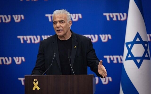 Le chef de l'opposition et chef du parti Yesh Atid, Yaïr Lapid, dirigeant une réunion de faction de la Knesset, à Jérusalem, le 27 octobre 2025. (Crédit : Yonatan Sindel/Flash90)