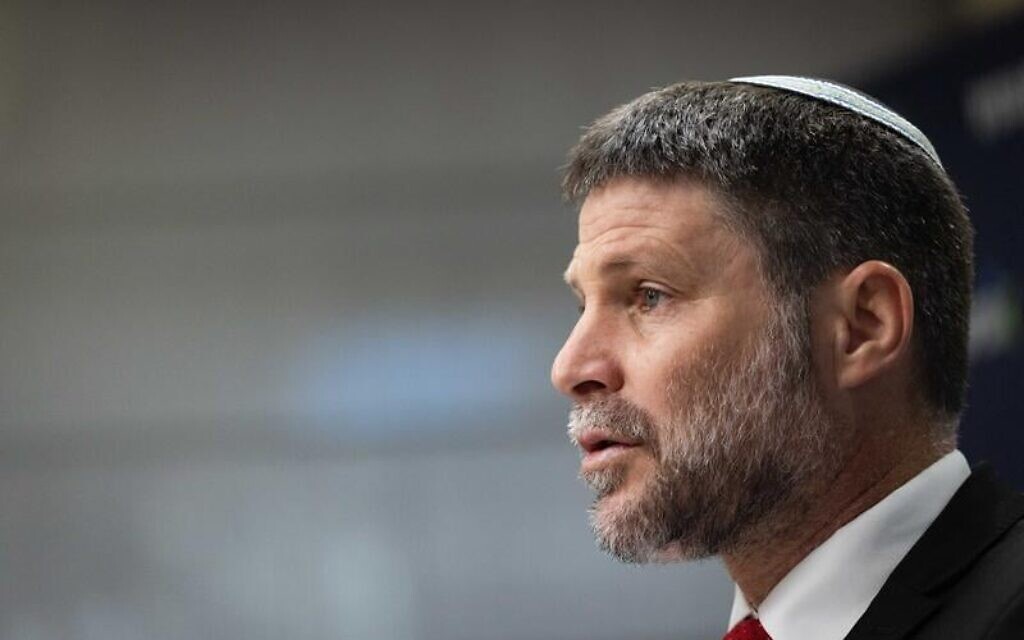 Le ministre des Finances Smotrich présidant une réunion de sa faction HaTzionout HaDatit, à la Knesset, à Jérusalem, le 27 octobre 2025. (Crédit : Yonatan Sindel/Flash90)
