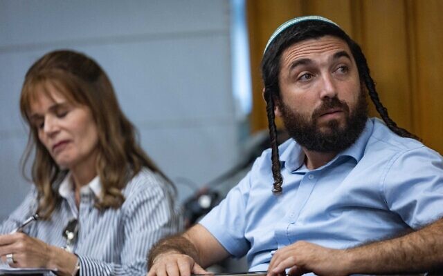 Le député Zvi Sokot assistant à une réunion de la faction de HaTzionout HaDatit, à la Knesset, à Jérusalem, le 27 octobre 2025. (Crédit : Yonatan Sindel/Flash90)