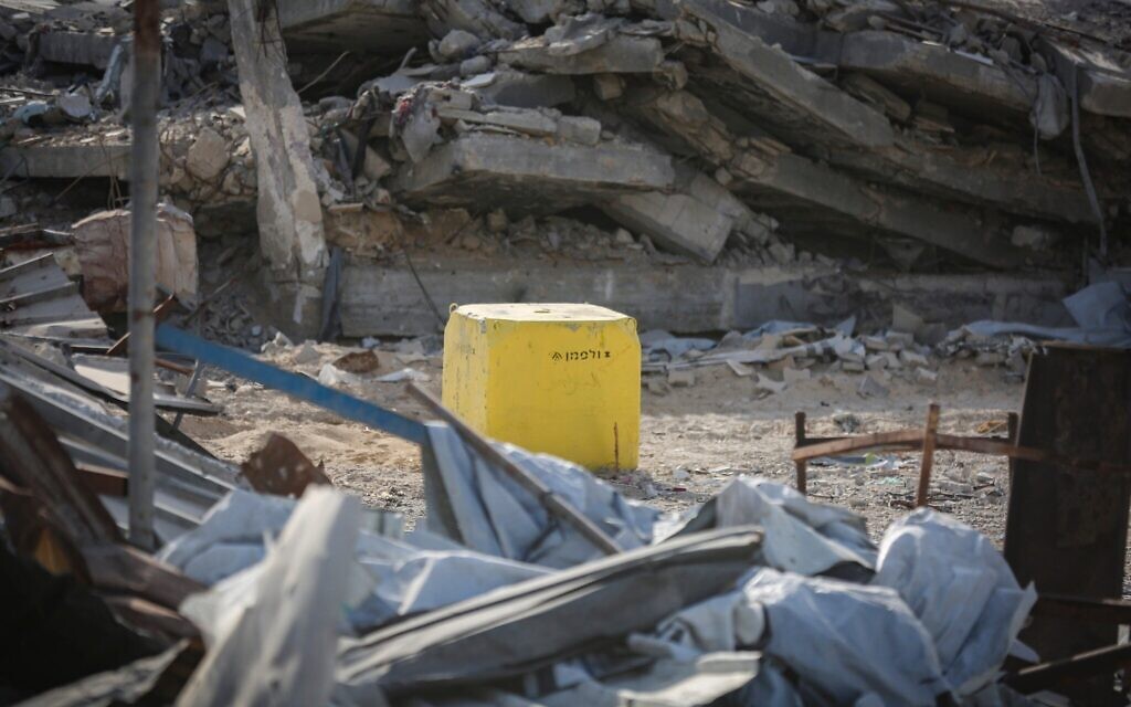 Un bloc de béton jaune délimitant la "Ligne jaune", la ligne de cessez-le-feu, à l'est de Jabaliya, dans le nord de la bande de Gaza, le 2 novembre 2025. (Crédit : Fathi Ibrahim/Flash90)