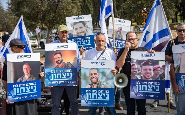 Des membres du Forum Gvura, des familles endeuillées et des militants appelant à la reprise de la guerre contre le Hamas, devant le bureau du Premier ministre, à Jérusalem, le 2 novembre 2025. (Crédit : Yonatan Sindel/Flash90) Des membres du Forum Gvura, des familles endeuillées et des militants appelant à la reprise de la guerre contre le Hamas, devant le bureau du Premier ministre, à Jérusalem, le 2 novembre 2025. (Crédit : Yonatan Sindel/Flash90)