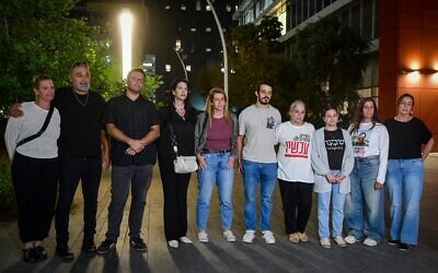 Les proches des otages détenus à Gaza s'adressant aux médias après une réunion avec Gal Hirsch, responsable gouvernemental chargé des otages, à Bnei Brak, le 3 novembre 2025. (Crédit : Avshalom Sassoni/Flash90)