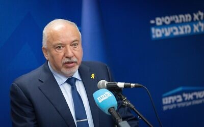 Le chef du parti Yisrael Beytenu, Avigdor Liberman, tient une réunion de faction à la Knesset à Jérusalem, le 3 novembre 2025. (Crédit : Chaim Goldberg/FLASH90)