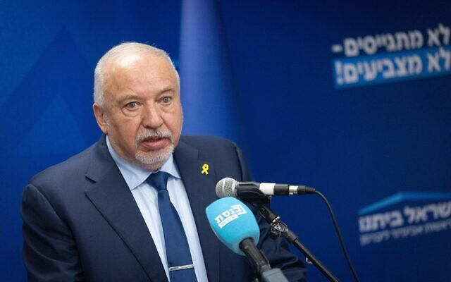 Le chef du parti Yisrael Beytenu, Avigdor Liberman, tient une réunion de faction à la Knesset à Jérusalem, le 3 novembre 2025. (Crédit : Chaim Goldberg/FLASH90) Le chef du parti Yisrael Beytenu, Avigdor Liberman, tient une réunion de faction à la Knesset à Jérusalem, le 3 novembre 2025. (Crédit : Chaim Goldberg/FLASH90)