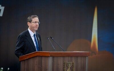 Le président Isaac Herzog prenant la parole lors d'une cérémonie commémorative nationale pour les 30 ans de l'assassinat du Premier ministre Yitzhak Rabin, au mont Herzl, à Jérusalem, le 3 novembre 2025. (Crédit : Noam Revkin Fenton/ Flash90)