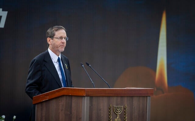 Le président Isaac Herzog prenant la parole lors d'une cérémonie commémorative nationale pour les 30 ans de l'assassinat du Premier ministre Yitzhak Rabin, au mont Herzl, à Jérusalem, le 3 novembre 2025. (Crédit : Noam Revkin Fenton/ Flash90)