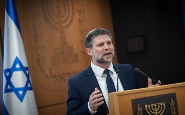 Le ministre des Finances Bezalel Smotrich tenant une conférence de presse, au ministère des Finances, à Jérusalem, le 4 novembre 2025. (Crédit : Yonatan Sindel/Flash90) Le ministre des Finances Bezalel Smotrich tenant une conférence de presse, au ministère des Finances, à Jérusalem, le 4 novembre 2025. (Crédit : Yonatan Sindel/Flash90)