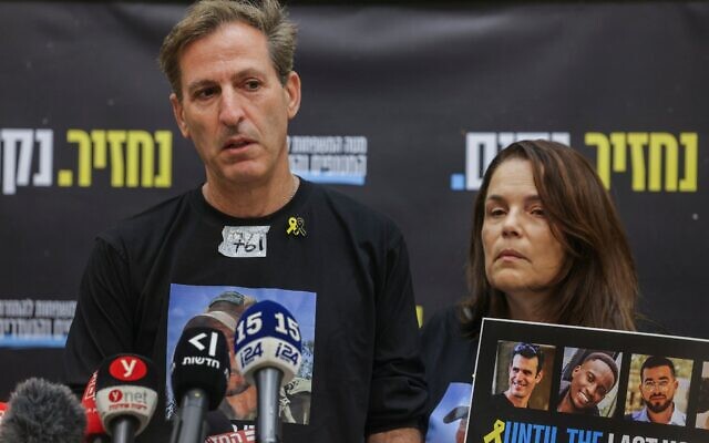 Ruby et Hagit Chen, parents du sergent-chef Itay Chen, otage assassiné, s'adressant aux médias à Tel Aviv après le rapatriement de son corps en Israël dans la nuit, dans le cadre d'un accord de cessez-le-feu entre Israël et le Hamas, le 5 novembre 2025. (Crédit : Miriam Alster/Flash90)