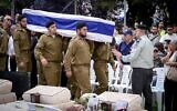 Des soldats transportent le cercueil du sergent Oz Daniel, dont le corps a été rapatrié de Gaza, au cimetière militaire de Kfar Saba, le 6 novembre 2025 (Crédit : Avshalom Sassoni/Flash90).